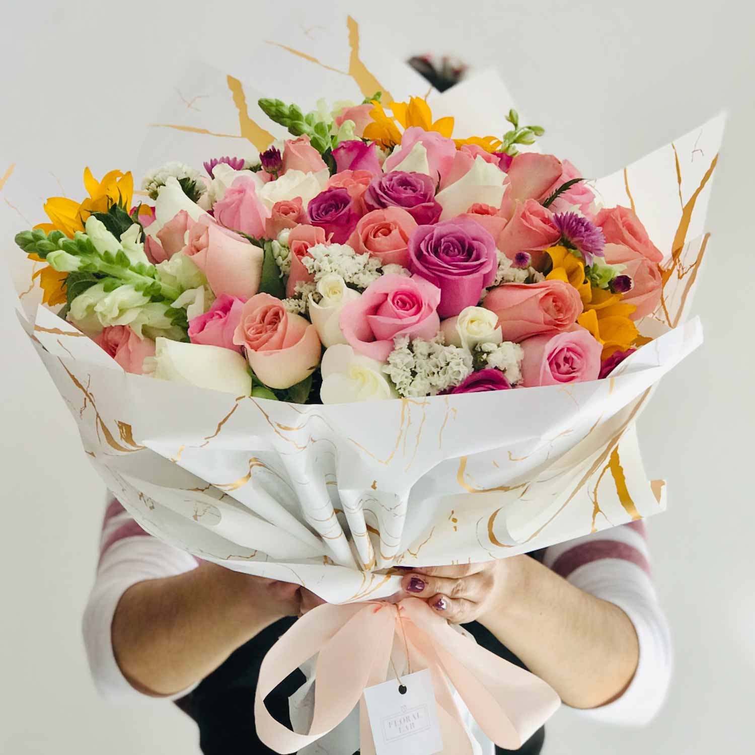 Ramo de rosas color rosa en papel blanco marmoleado premium – Envía Flores  a Domicilio en Ensenada