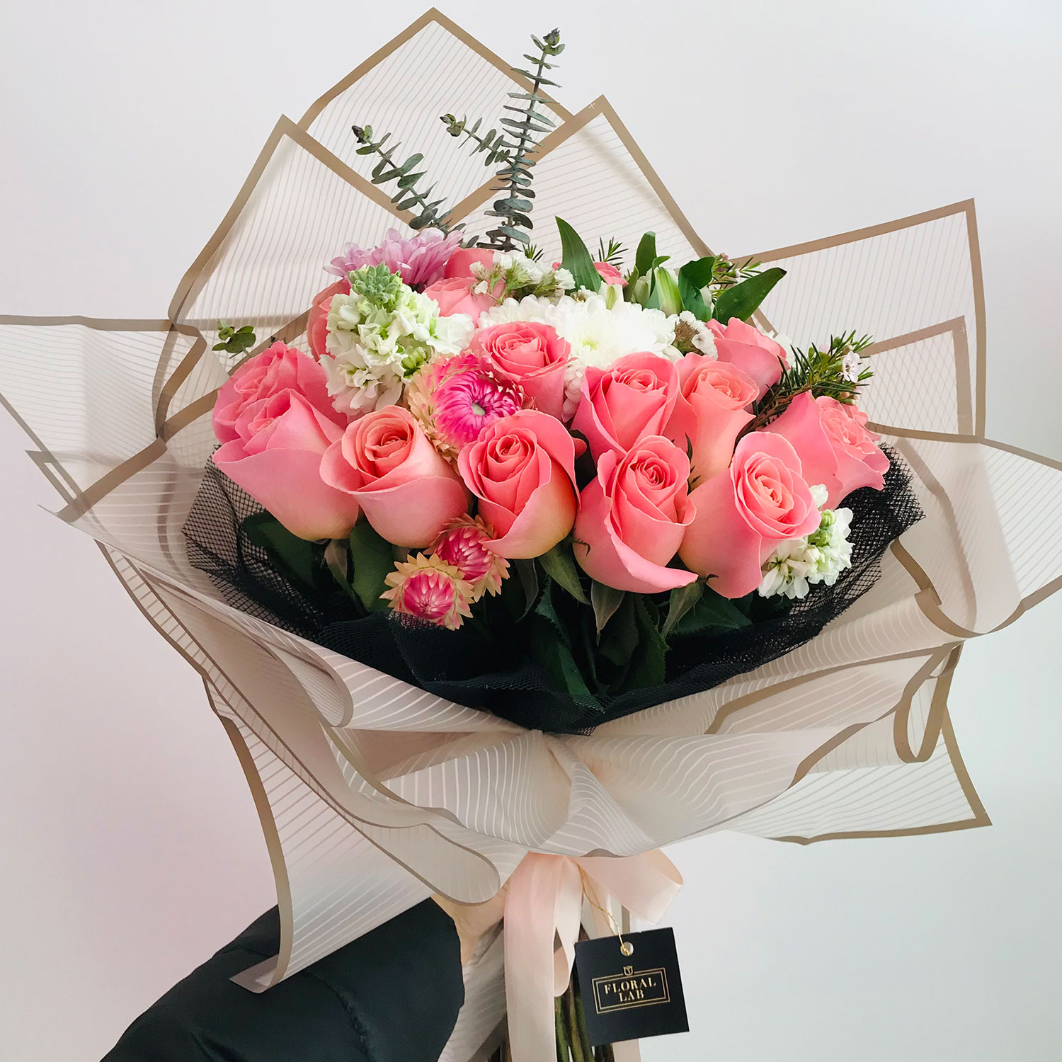en un día festivo estudiante universitario Encogimiento Ramo de rosas color rosa en papel blanco premium – Envía Flores a Domicilio  en Ensenada